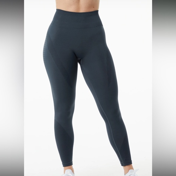 Alphalete Pants & Jumpsuits Alphalete Ozone Legging In Carbon Size
